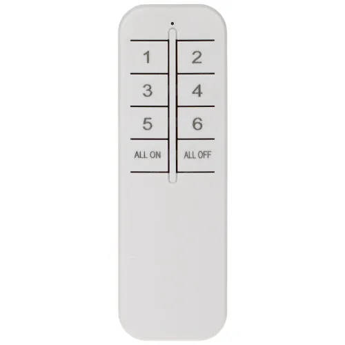 Na zdjęciu znajduje się biały pilot z sześcioma przyciskami oznaczonymi numerami od 1 do 6 oraz dwoma dodatkowymi przyciskami "ALL ON" i "ALL OFF". Pilot ma prostokątny kształt z zaokrąglonymi krawędziami.