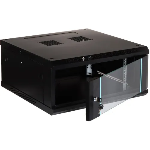 Czarna, metalowa szafka serwerowa z otwartymi, przeszklonymi drzwiami i zamkiem. Na górze znajdują się dwa otwory wentylacyjne.