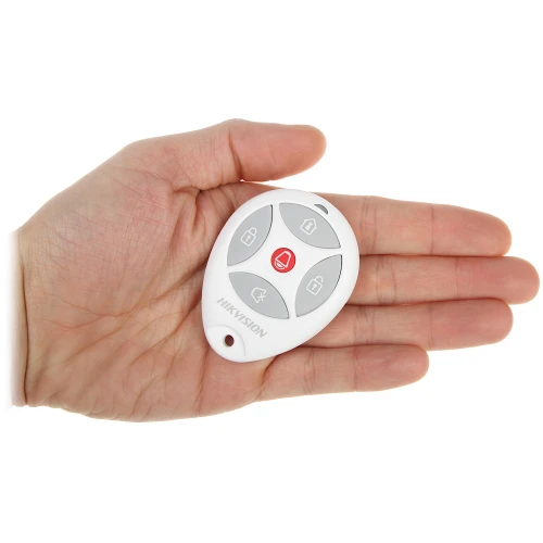 Owalny pilot zdalnego sterowania marki Hikvision, z czterema przyciskami w kolorze szarym i czerwonym, leży na dłoni. Pilot jest biały z logo Hikvision i posiada otwór na smycz.