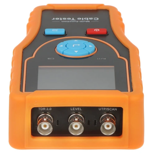 Na zdjęciu znajduje się pomarańczowy tester kabli z wyświetlaczem i przyciskami funkcyjnymi na górze. Urządzenie posiada trzy złącza na dolnej krawędzi oznaczone jako TDR 2.0, LEVEL i UTP/SCAN.