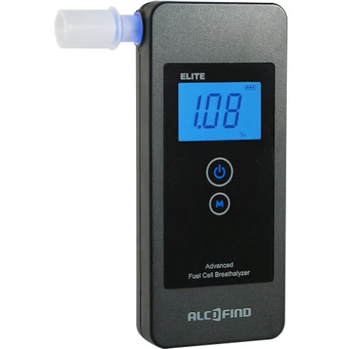 Alkomat AlcoFind Elite z wyświetlaczem pokazującym wynik pomiaru. Urządzenie AlcoFind Elite posiada przyciski do obsługi i ustnik do dmuchania.