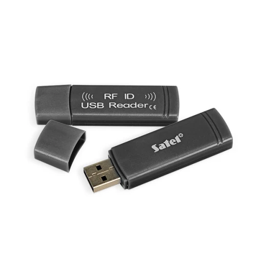 Czytnik kart zbliżeniowy USB w kolorze czarnym z widocznym złączem USB. Produkt składa się z dwóch części: głównej obudowy oraz zdejmowanej nasadki.