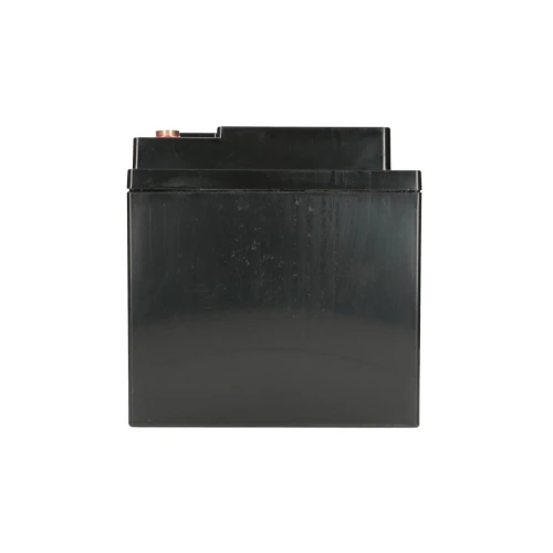 Czarny, prostokątny akumulator o gładkiej powierzchni, widziany z przodu na białym tle. W górnej części widoczne są zaciski do podłączenia przewodów.