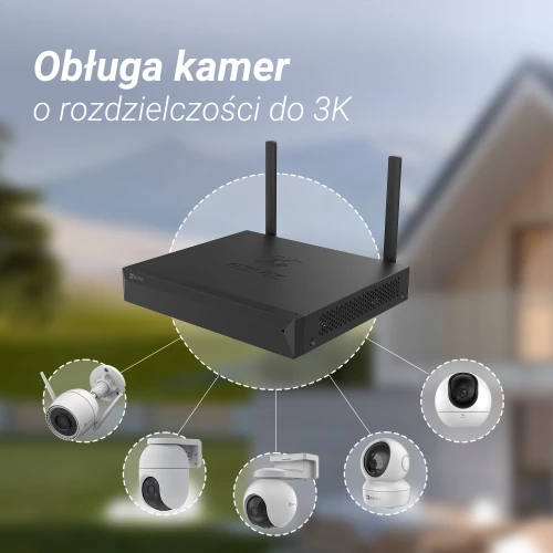Na zdjęciu znajduje się czarny rejestrator IP Ezviz X5S-8W z dwoma antenami, otoczony ikonami różnych kamer. W tle widoczny jest rozmyty obraz domu, a na górze napis informujący o obsłudze kamer o rozdzielczości do 3K.