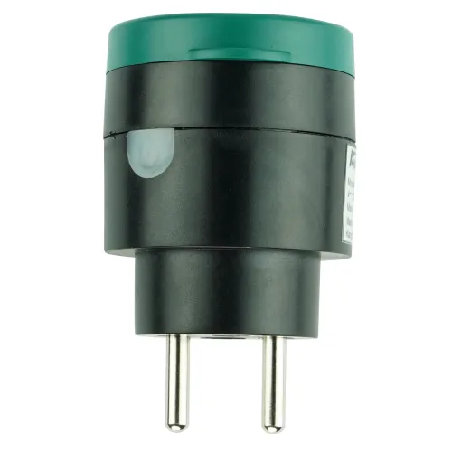 Czarne gniazdo sterowane pilotem z zielonym akcentem na górze, przeznaczone do użytku z napięciem AC 230V 50Hz. Posiada dwa metalowe bolce do podłączenia do gniazdka elektrycznego.