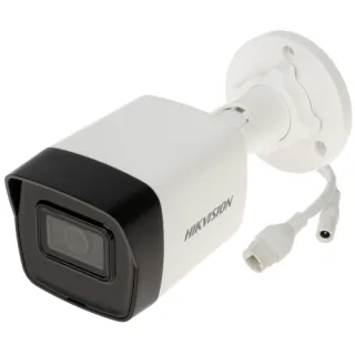 Biała kamera IP Hikvision z czarnym frontem i logo marki, wyposażona w przewody do podłączenia. Kamera ma cylindryczny kształt i jest zamontowana na okrągłej podstawie.