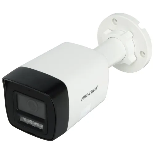 Biała kamera IP Hikvision z czarnym frontem i logo, zamontowana na regulowanym uchwycie. Kamera posiada prostokątny obiektyw oraz diody LED na przednim panelu.