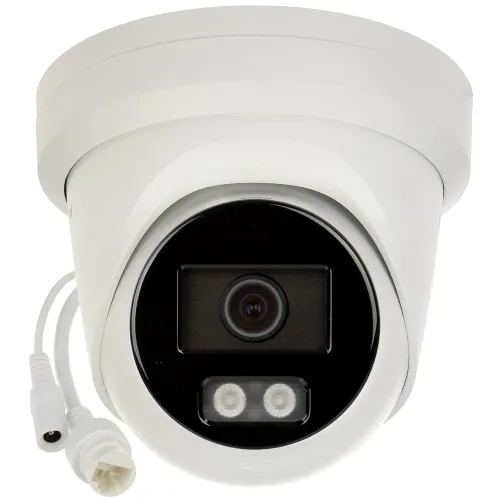 Biała kamera kopułkowa Hikvision z widocznym obiektywem i dwoma diodami LED na czarnym tle. Z kamery wychodzą dwa białe przewody zakończone złączami.