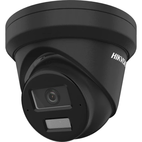 Czarna kamera kopułkowa Hikvision z widocznym obiektywem i logo marki na obudowie. Kamera ma nowoczesny design i jest przeznaczona do monitoringu.