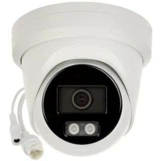 Biała kamera kopułkowa Hikvision z widocznym obiektywem i dwoma diodami LED na czarnym tle. Kamera posiada dwa przewody zakończone złączami.