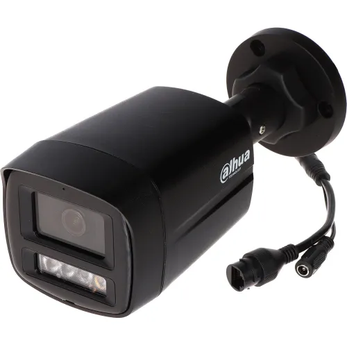 Czarna kamera IP Dahua z obiektywem i dwoma diodami LED na przodzie, zamontowana na regulowanym uchwycie ściennym. Z kamery wychodzą dwa kable zakończone złączami.