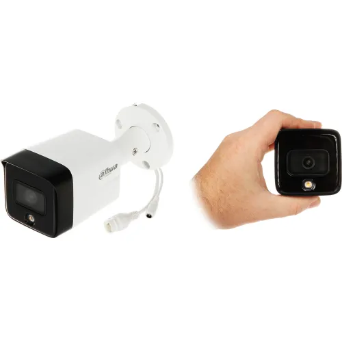 Na zdjęciu znajduje się biała kamera IP Dahua z czarnym frontem, widoczna z boku oraz z przodu. Obok kamery widać rękę trzymającą urządzenie, co pokazuje jego wielkość.