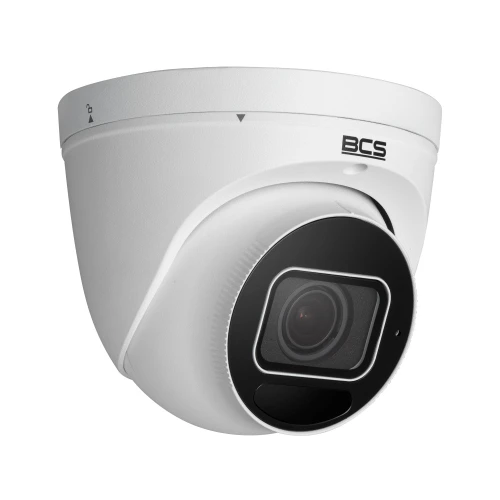 Na zdjęciu znajduje się biała, kopułowa kamera IP marki BCS z czarnym obiektywem. Kamera ma nowoczesny design i jest przeznaczona do monitoringu wizyjnego.