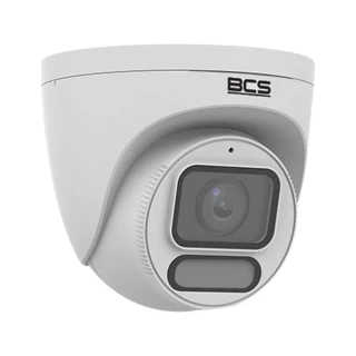 Na zdjęciu znajduje się biała, kopułowa kamera IP marki BCS z widocznym obiektywem i logo producenta. Kamera ma nowoczesny design i jest przeznaczona do monitoringu wizyjnego.