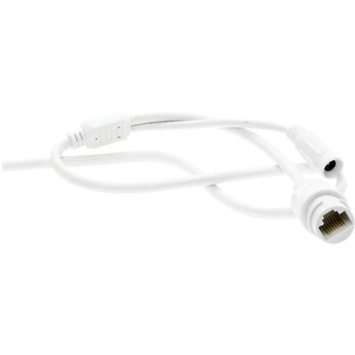 Biały kabel sieciowy z wtykiem RJ-45 oraz dodatkowym złączem zasilającym. Kabel jest lekko zwinięty i widoczny na białym tle.