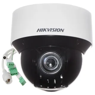 Zewnętrzna kamera IP szybkoobrotowa Hikvision DS-2DE4A225IWG-E w kolorze biało-czarnym z widocznymi złączami kablowymi. Kamera posiada wyraźny obiektyw i logo producenta na górnej części obudowy.