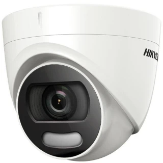 Kamera kopułkowa w kolorze białym z widocznym obiektywem i logo producenta na obudowie. Urządzenie ma nowoczesny design i jest przeznaczone do monitoringu wizyjnego.