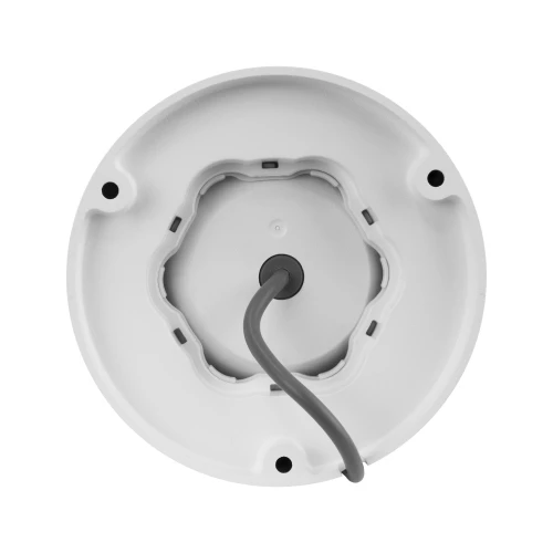 Zdjęcie przedstawia tylną część białej, kopułowej kamery monitoringu z widocznym kablem wychodzącym ze środka. Kamera ma okrągły kształt z czterema otworami montażowymi na krawędziach.