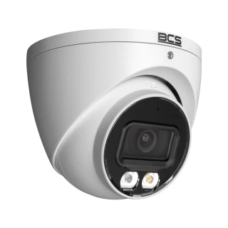 Biała kamera kopułowa marki BCS z widocznym obiektywem i dwoma diodami LED. Kamera ma nowoczesny design i jest przeznaczona do monitoringu.