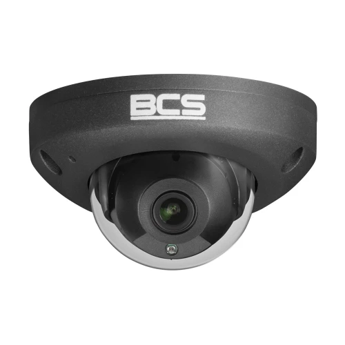 Kamera kopułowa IP 2MPX marki BCS w czarnej obudowie z widocznym obiektywem i logo na górze. Urządzenie ma kompaktowy, nowoczesny design, idealny do monitoringu.
