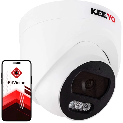 Biała kopułowa kamera IP z czarnym panelem przednim i dwoma diodami LED znajduje się obok smartfona z aplikacją BitVision na ekranie. Kamera ma nowoczesny design i jest oznaczona logo KEEYO.