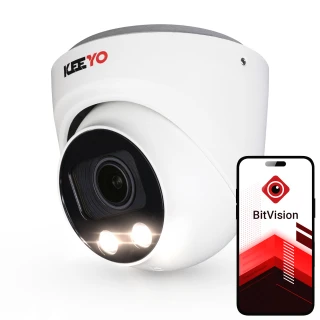 Biała kopułowa kamera IP marki Keeyo z dwoma diodami LED i obiektywem na czarnym tle. Obok kamery znajduje się smartfon z logo BitVision na ekranie.