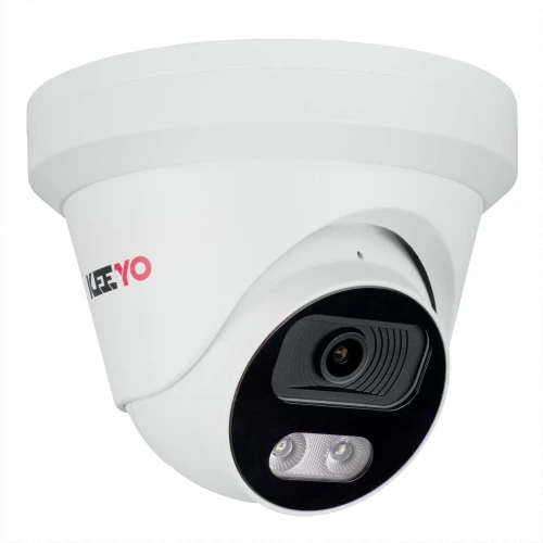 Biała kopułowa kamera IP marki Keeyo z widocznym obiektywem i diodami LED na czarnym tle. Logo Keeyo znajduje się po lewej stronie obudowy kamery.