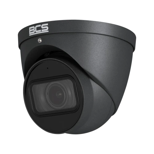 Na zdjęciu znajduje się czarna, kopułowa kamera IP marki BCS z widocznym obiektywem. Kamera ma nowoczesny design i jest przeznaczona do monitoringu.