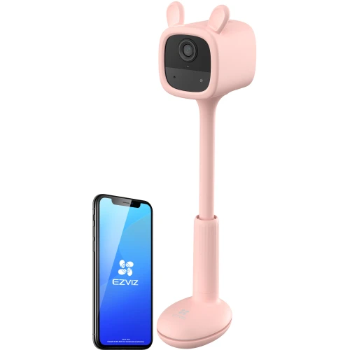 Różowa kamera w kształcie misia z długą, elastyczną szyjką stoi obok smartfona z logo EZVIZ na ekranie. Kamera ma wbudowany obiektyw i mikrofon, a jej design jest przyjazny dla dzieci.