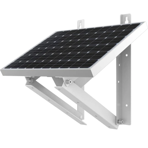 Zdjęcie przedstawia panel słoneczny zamontowany na białym, metalowym uchwycie ściennym. Panel jest ustawiony pod kątem, co umożliwia optymalne pochłanianie światła słonecznego.