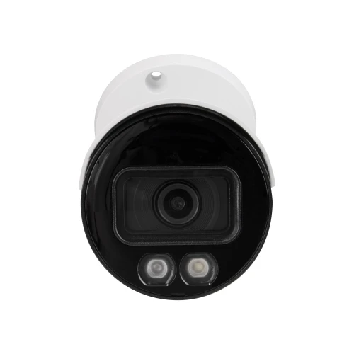 Na zdjęciu znajduje się biała kamera tubowa z czarnym frontem, wyposażona w obiektyw i dwa diody LED. Kamera jest przedstawiona na białym tle, ukazując jej nowoczesny i kompaktowy design.