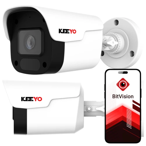 Biała kamera tubowa IP z logo "KEEYO" jest zamontowana na ścianie, obok niej widoczny jest smartfon z aplikacją "BitVision" na ekranie. Kamera posiada czarny panel przedni z obiektywem i czujnikami, a jej konstrukcja umożliwia regulację kąta widzenia.