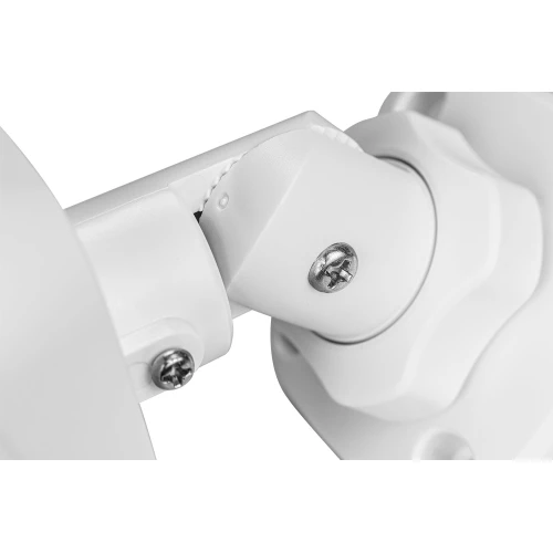 Zbliżenie na biały uchwyt montażowy kamery tubowej z widocznymi śrubami. Konstrukcja jest solidna, z wyraźnymi detalami mocowania.