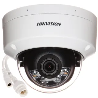 Wandaloodporna kamera IP Hikvision DS-2CD1123G2-LIU(2.8mm) z widocznym obiektywem i diodami LED. Kamera ma białą, kopułową obudowę i dwa przewody połączeniowe.