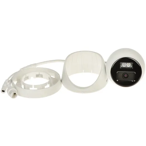 Biała kamera monitoringu z okrągłą obudową jest pokazana obok pierścienia zaciskowego i uchwytu montażowego. Kamera posiada dwa złącza kablowe oraz widoczne diody LED wokół obiektywu.