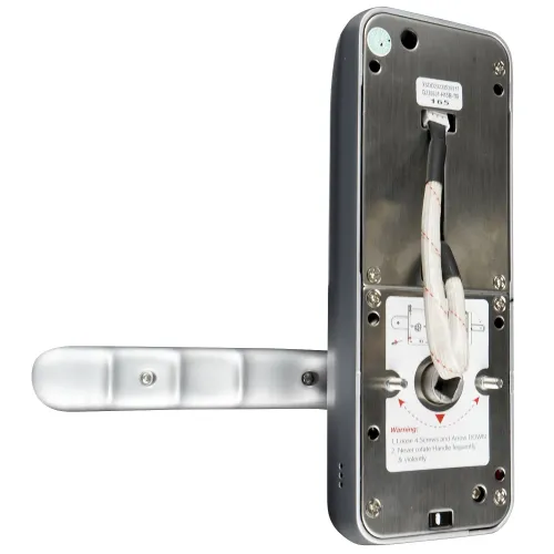 Srebrna klamka z kontrolerem dostępu, widoczna od strony wewnętrznej z okablowaniem i oznaczeniami montażowymi. Klamka ma prosty, nowoczesny design z krótkim szyfratorem i czytnikiem MIF.