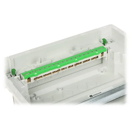 Zdjęcie przedstawia białą listwę zaciskową z zielonym elementem ochronnym, umieszczoną w plastikowej obudowie. Listwa posiada kilka zacisków do podłączenia przewodów elektrycznych.