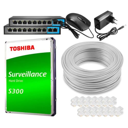 Na zdjęciu znajduje się zestaw akcesoriów sieciowych, w tym dwa switche, mysz komputerowa, zasilacz, dysk twardy Toshiba Surveillance S300, zwinięty kabel sieciowy oraz zestaw wtyczek RJ45. Elementy te są ułożone na białym tle.
