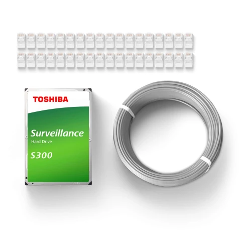Na zdjęciu znajduje się dysk twardy Toshiba S300 Surveillance, zwinięty szary kabel oraz rząd złączek sieciowych. Elementy te są ułożone na białym tle.