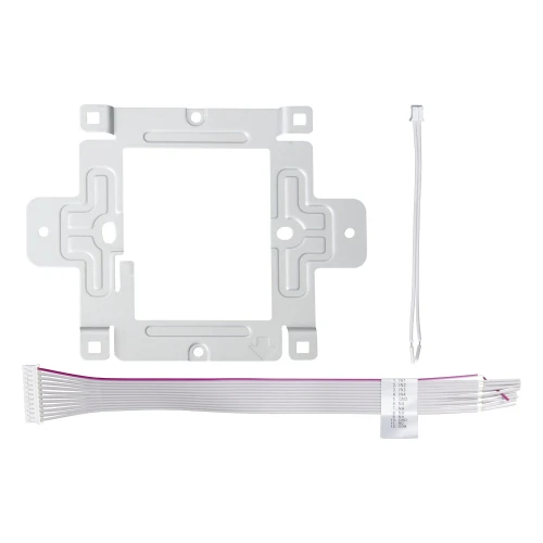 Zdjęcie przedstawia metalowy uchwyt montażowy z otworami na śruby oraz zestaw przewodów z białymi złączami. Uchwyt i przewody są ułożone na białym tle.