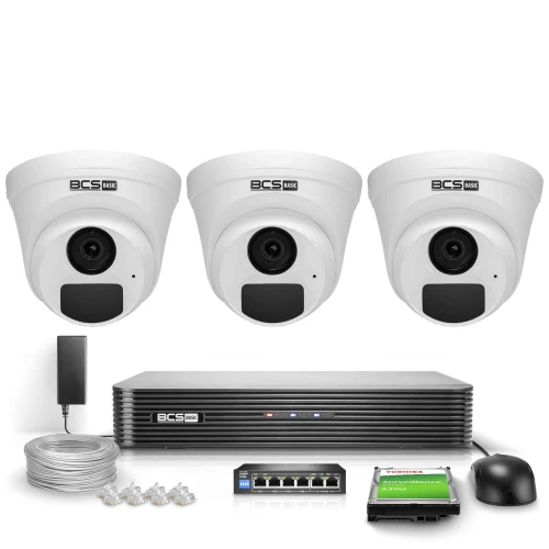 Na zdjęciu znajduje się zestaw monitoringu IP BCS Basic, składający się z trzech białych kamer kopułkowych, rejestratora, kabla, switcha oraz dysku twardego. Elementy są ułożone na białym tle, prezentując kompletny system do nadzoru wizyjnego.