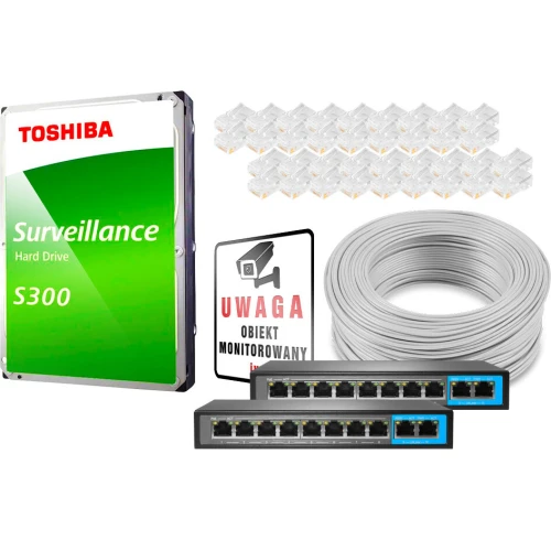 Na zdjęciu znajduje się zestaw do monitoringu, w skład którego wchodzą dysk twardy Toshiba, przełączniki sieciowe, kabel sieciowy, złącza RJ-45 oraz tabliczka informacyjna o monitoringu. Elementy są ułożone na białym tle, co podkreśla ich funkcjonalność i przeznaczenie.