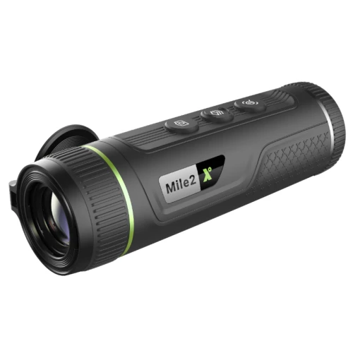Na zdjęciu znajduje się czarny monokular termowizyjny z zielonym akcentem i trzema przyciskami na górze. Urządzenie ma nowoczesny design i widoczne logo "Mile 2" na boku.