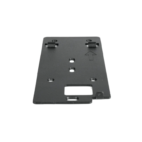 Czarna metalowa płytka montażowa z kilkoma otworami i strzałką wskazującą kierunek. Płytka ma prostokątny kształt i jest przeznaczona do mocowania urządzeń.