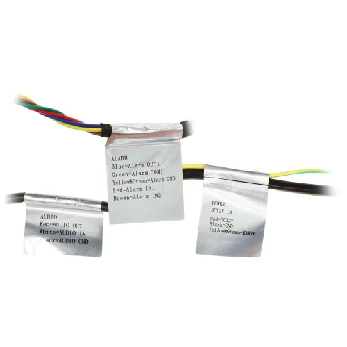 Zdjęcie przedstawia trzy zestawy przewodów elektrycznych z opisanymi etykietami, które informują o funkcjach poszczególnych kabli, takich jak alarm, audio i zasilanie. Każda etykieta zawiera szczegółowe informacje o kolorach przewodów i ich przeznaczeniu.