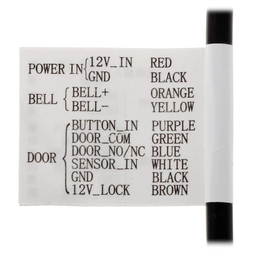 Zdjęcie przedstawia etykietę z opisem złączy elektrycznych, zawierającą informacje o kolorach przewodów i ich funkcjach, takich jak zasilanie, dzwonek i drzwi. Etykieta jest przymocowana do czarnego kabla.