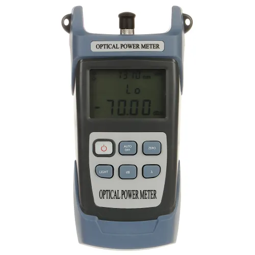 Na zdjęciu znajduje się miernik mocy optycznej z wyświetlaczem cyfrowym pokazującym wartość -70.00 dBm. Urządzenie ma niebiesko-szary panel z przyciskami funkcyjnymi i oznaczeniami.