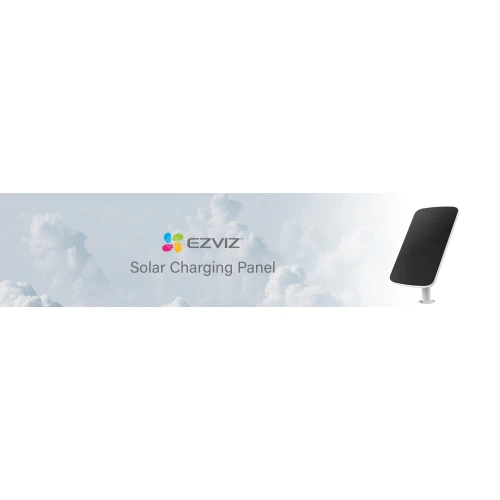 Na zdjęciu znajduje się czarny panel solarny marki EZVIZ, umieszczony na białym tle z chmurami. Obok panelu widnieje kolorowe logo EZVIZ oraz napis "Solar Charging Panel".