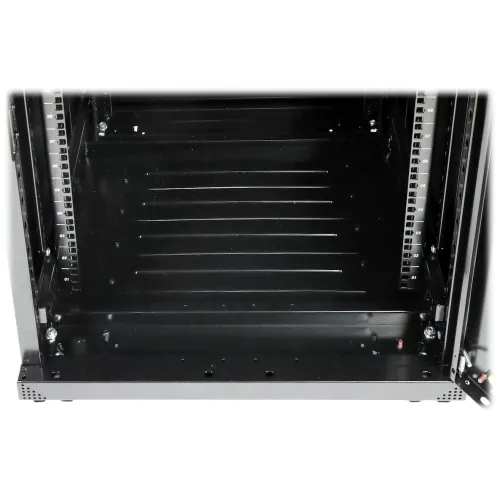 Czarny metalowy przepust kablowy w podłodze z otworami montażowymi po bokach. Konstrukcja umożliwia uporządkowane prowadzenie kabli w szafie serwerowej.