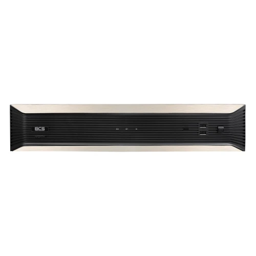 Rejestrator IP BCS-P-NVR3208 w kolorze czarnym z metalicznymi akcentami, posiadający dwa porty USB na przednim panelu. Urządzenie ma prosty, nowoczesny design z logo BCS po lewej stronie.